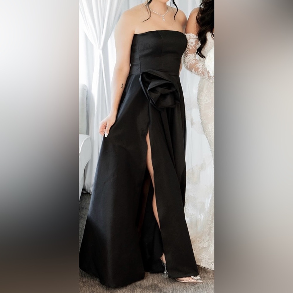 Chic Black Strapless ball gown